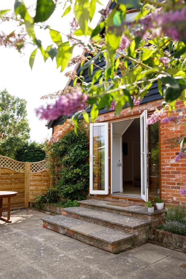 'Orchard Croft Lodge - Chichester', Book-Direct, New Home 1,367 Sq' Ft' , Can Sleep 8 On Request , Split & Link 'Super King' Size Beds, Free Wi-Fi, Sky Tv & Sky Sports, 9 - Minutes From West Wittering Beach, Very Quiet Location, Dog Friendly 外观 照片