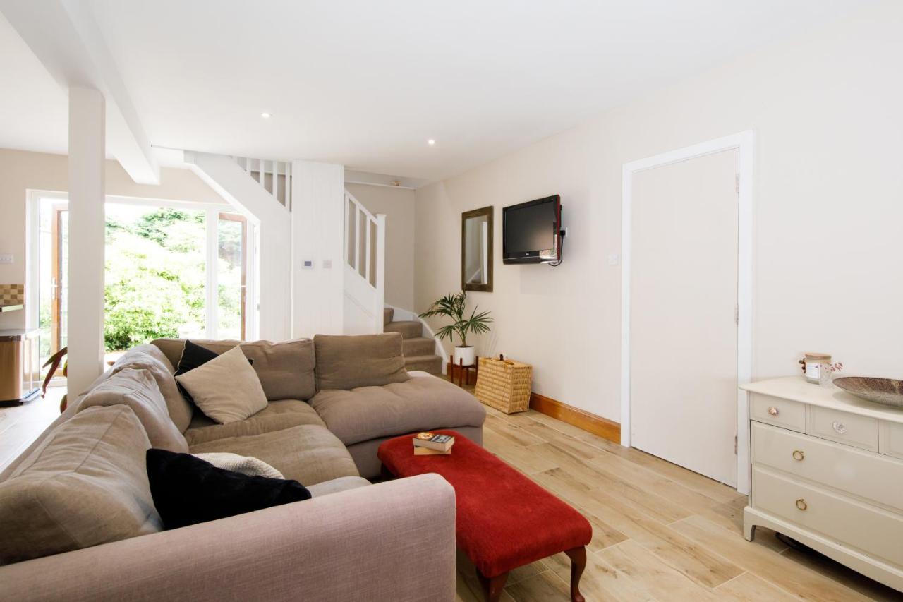 'Orchard Croft Lodge - Chichester', Book-Direct, New Home 1,367 Sq' Ft' , Can Sleep 8 On Request , Split & Link 'Super King' Size Beds, Free Wi-Fi, Sky Tv & Sky Sports, 9 - Minutes From West Wittering Beach, Very Quiet Location, Dog Friendly 外观 照片