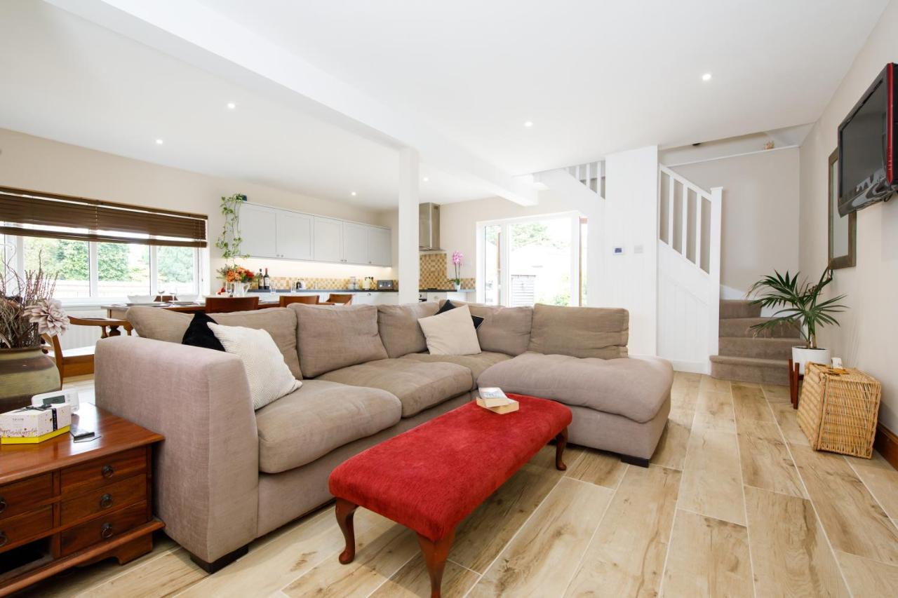 'Orchard Croft Lodge - Chichester', Book-Direct, New Home 1,367 Sq' Ft' , Can Sleep 8 On Request , Split & Link 'Super King' Size Beds, Free Wi-Fi, Sky Tv & Sky Sports, 9 - Minutes From West Wittering Beach, Very Quiet Location, Dog Friendly 外观 照片