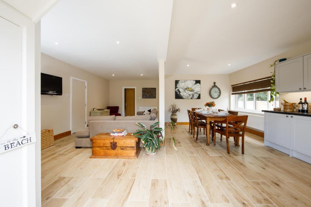 'Orchard Croft Lodge - Chichester', Book-Direct, New Home 1,367 Sq' Ft' , Can Sleep 8 On Request , Split & Link 'Super King' Size Beds, Free Wi-Fi, Sky Tv & Sky Sports, 9 - Minutes From West Wittering Beach, Very Quiet Location, Dog Friendly 外观 照片