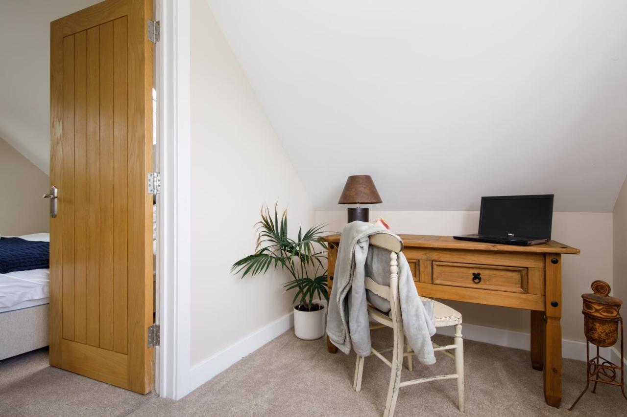 'Orchard Croft Lodge - Chichester', Book-Direct, New Home 1,367 Sq' Ft' , Can Sleep 8 On Request , Split & Link 'Super King' Size Beds, Free Wi-Fi, Sky Tv & Sky Sports, 9 - Minutes From West Wittering Beach, Very Quiet Location, Dog Friendly 外观 照片