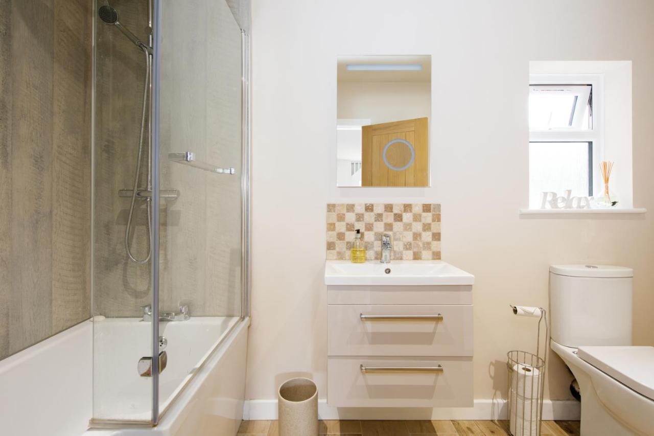 'Orchard Croft Lodge - Chichester', Book-Direct, New Home 1,367 Sq' Ft' , Can Sleep 8 On Request , Split & Link 'Super King' Size Beds, Free Wi-Fi, Sky Tv & Sky Sports, 9 - Minutes From West Wittering Beach, Very Quiet Location, Dog Friendly 外观 照片