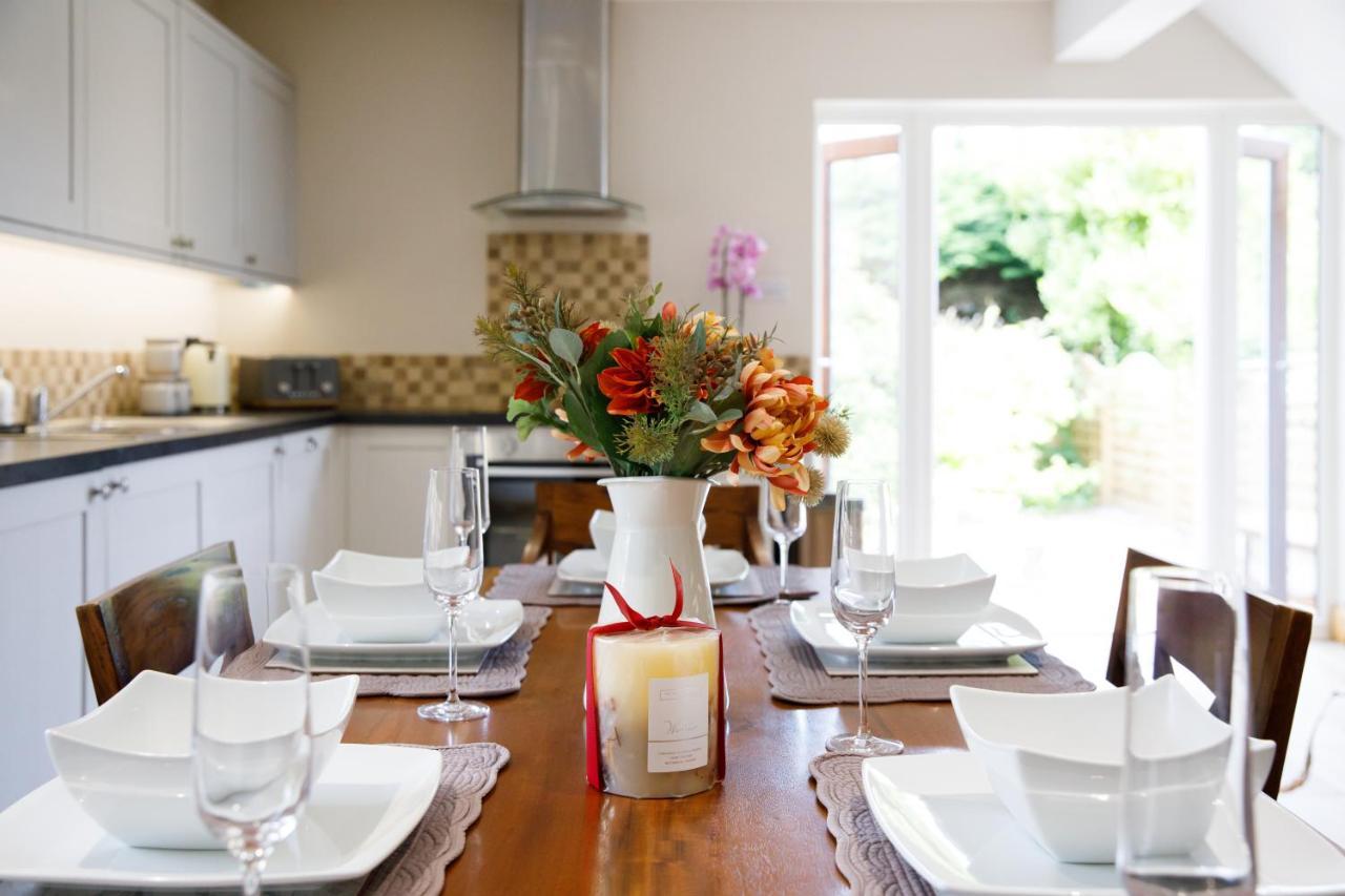 'Orchard Croft Lodge - Chichester', Book-Direct, New Home 1,367 Sq' Ft' , Can Sleep 8 On Request , Split & Link 'Super King' Size Beds, Free Wi-Fi, Sky Tv & Sky Sports, 9 - Minutes From West Wittering Beach, Very Quiet Location, Dog Friendly 外观 照片