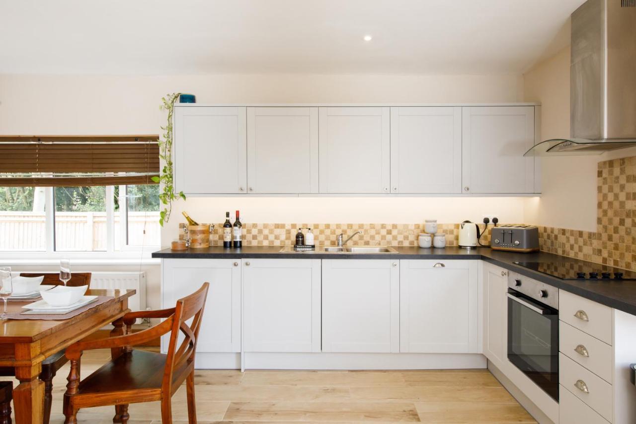 'Orchard Croft Lodge - Chichester', Book-Direct, New Home 1,367 Sq' Ft' , Can Sleep 8 On Request , Split & Link 'Super King' Size Beds, Free Wi-Fi, Sky Tv & Sky Sports, 9 - Minutes From West Wittering Beach, Very Quiet Location, Dog Friendly 外观 照片