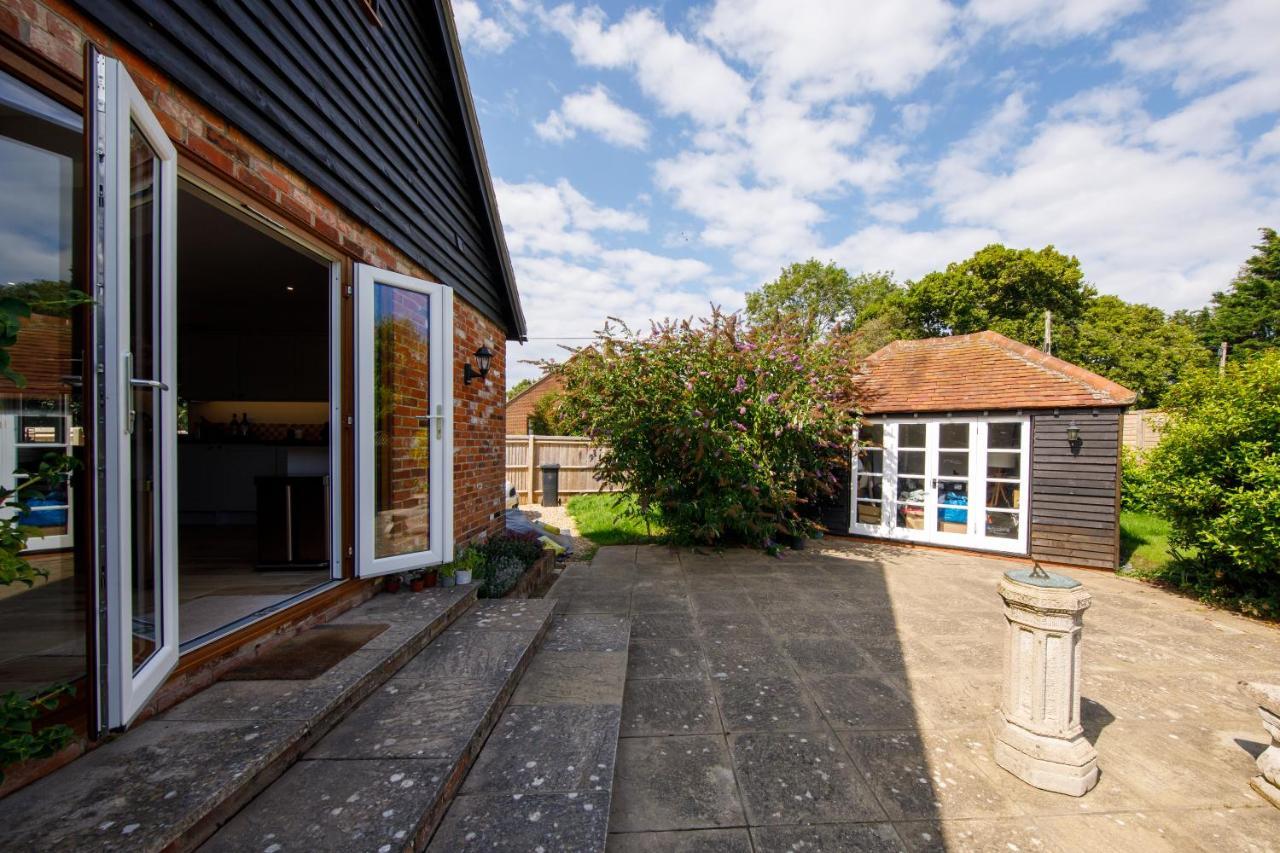 'Orchard Croft Lodge - Chichester', Book-Direct, New Home 1,367 Sq' Ft' , Can Sleep 8 On Request , Split & Link 'Super King' Size Beds, Free Wi-Fi, Sky Tv & Sky Sports, 9 - Minutes From West Wittering Beach, Very Quiet Location, Dog Friendly 外观 照片