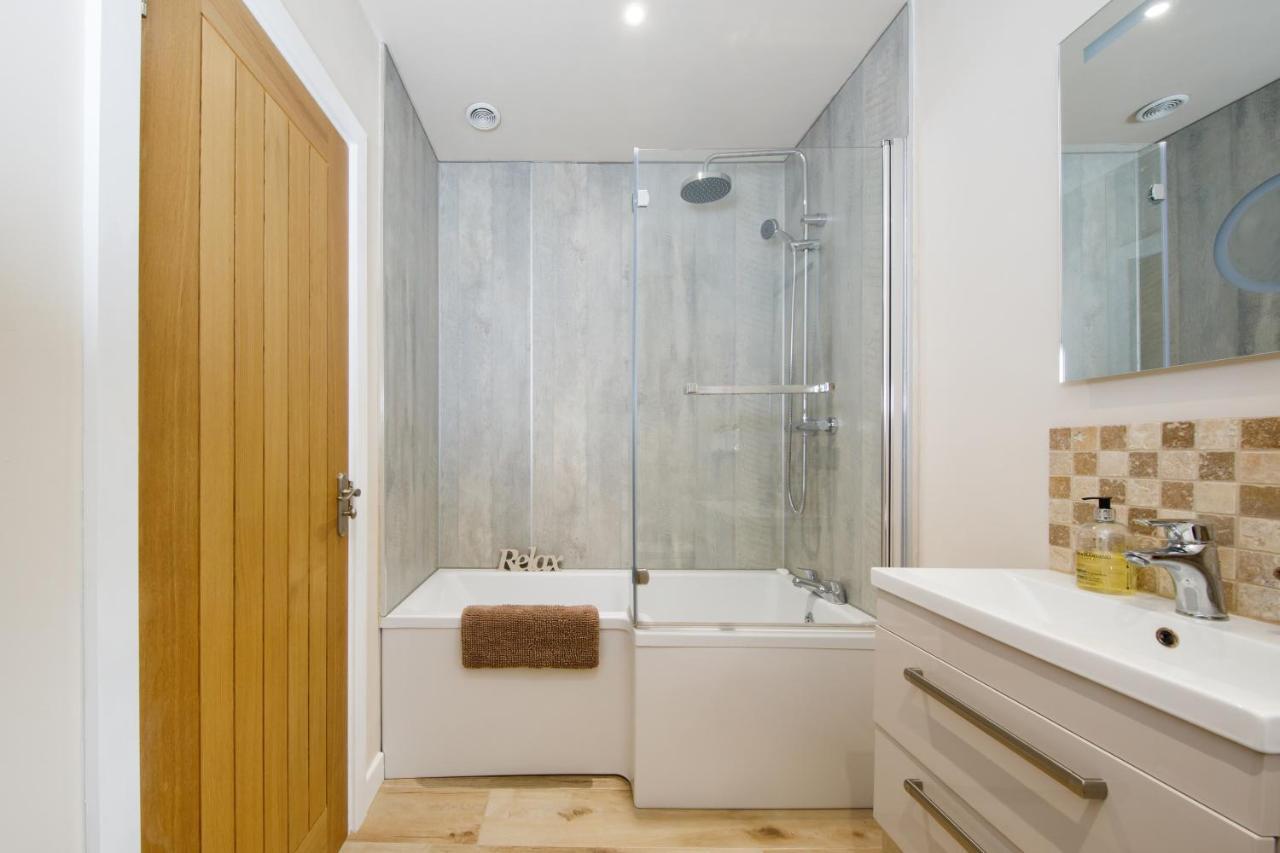 'Orchard Croft Lodge - Chichester', Book-Direct, New Home 1,367 Sq' Ft' , Can Sleep 8 On Request , Split & Link 'Super King' Size Beds, Free Wi-Fi, Sky Tv & Sky Sports, 9 - Minutes From West Wittering Beach, Very Quiet Location, Dog Friendly 外观 照片