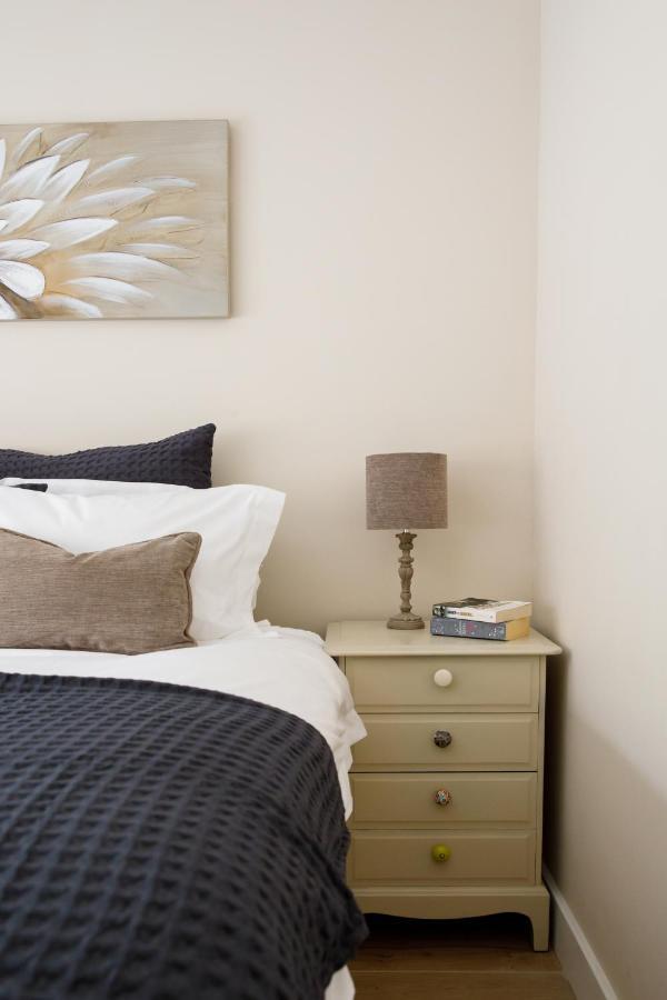 'Orchard Croft Lodge - Chichester', Book-Direct, New Home 1,367 Sq' Ft' , Can Sleep 8 On Request , Split & Link 'Super King' Size Beds, Free Wi-Fi, Sky Tv & Sky Sports, 9 - Minutes From West Wittering Beach, Very Quiet Location, Dog Friendly 外观 照片