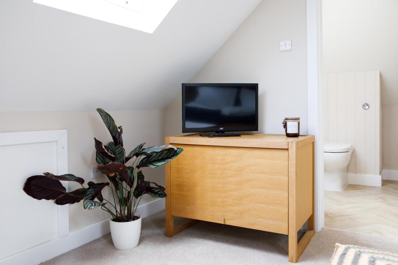 'Orchard Croft Lodge - Chichester', Book-Direct, New Home 1,367 Sq' Ft' , Can Sleep 8 On Request , Split & Link 'Super King' Size Beds, Free Wi-Fi, Sky Tv & Sky Sports, 9 - Minutes From West Wittering Beach, Very Quiet Location, Dog Friendly 外观 照片