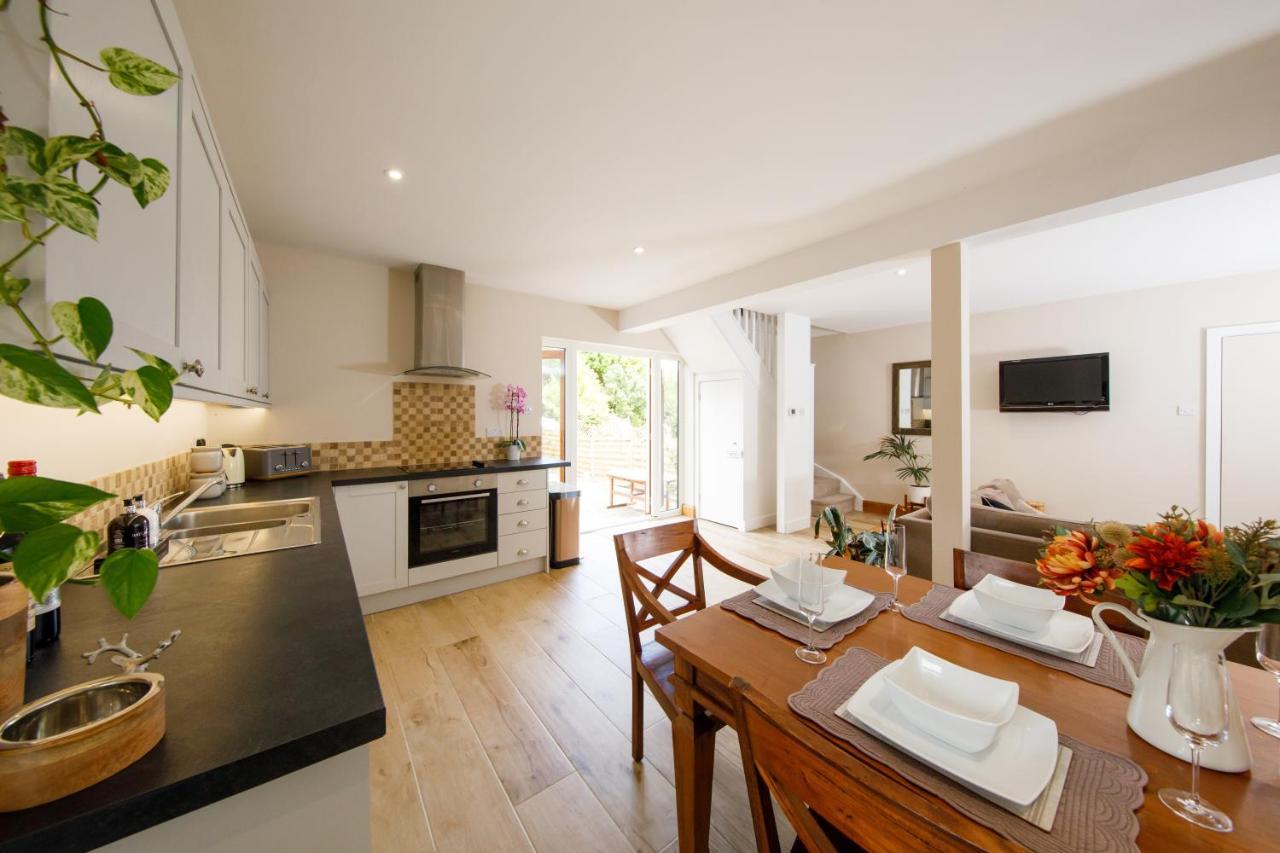 'Orchard Croft Lodge - Chichester', Book-Direct, New Home 1,367 Sq' Ft' , Can Sleep 8 On Request , Split & Link 'Super King' Size Beds, Free Wi-Fi, Sky Tv & Sky Sports, 9 - Minutes From West Wittering Beach, Very Quiet Location, Dog Friendly 外观 照片