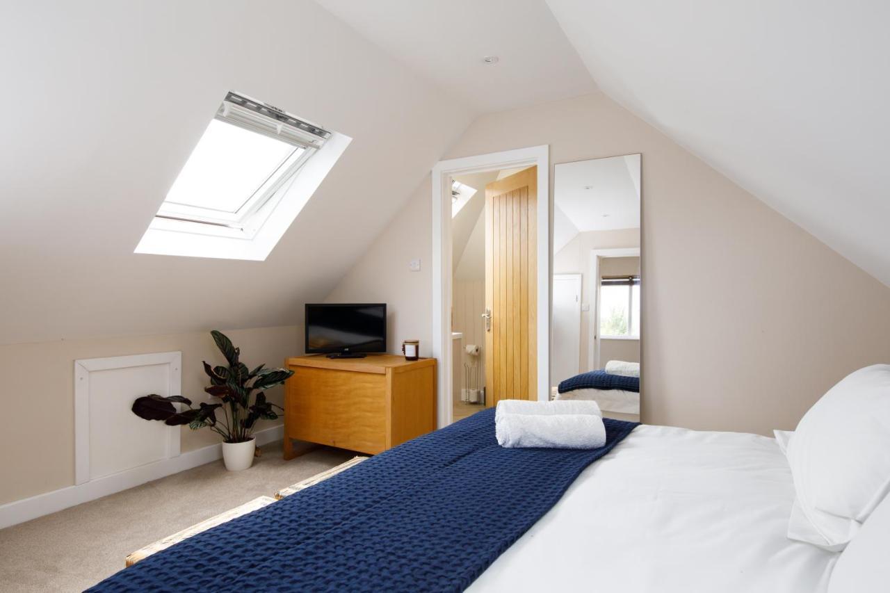 'Orchard Croft Lodge - Chichester', Book-Direct, New Home 1,367 Sq' Ft' , Can Sleep 8 On Request , Split & Link 'Super King' Size Beds, Free Wi-Fi, Sky Tv & Sky Sports, 9 - Minutes From West Wittering Beach, Very Quiet Location, Dog Friendly 外观 照片